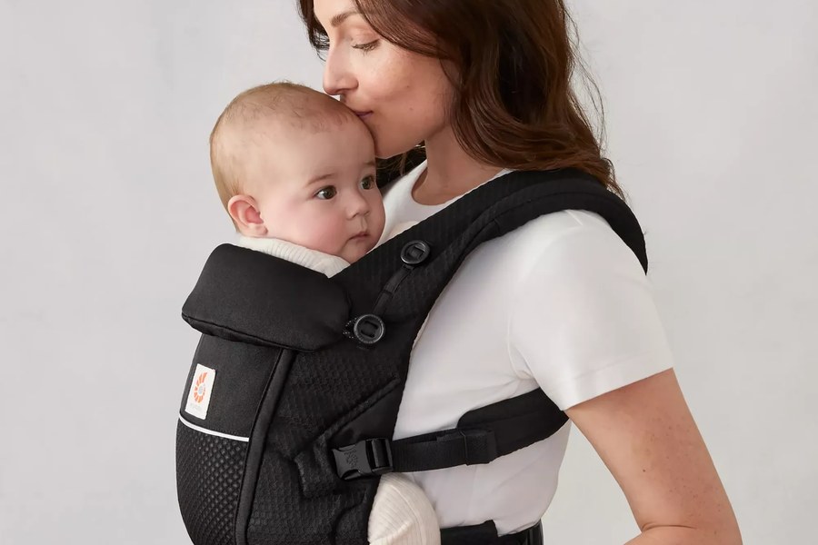 Detail einer Ergobaby Adapt Babytrage mit Gurten und Material