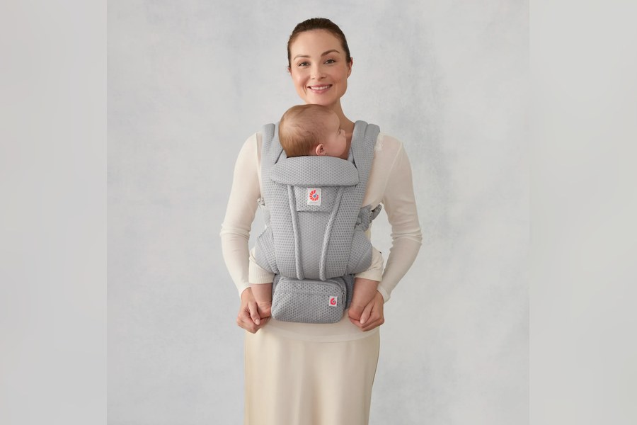 Ergobaby Omni Deluxe Babytrage in der Fronttrageposition