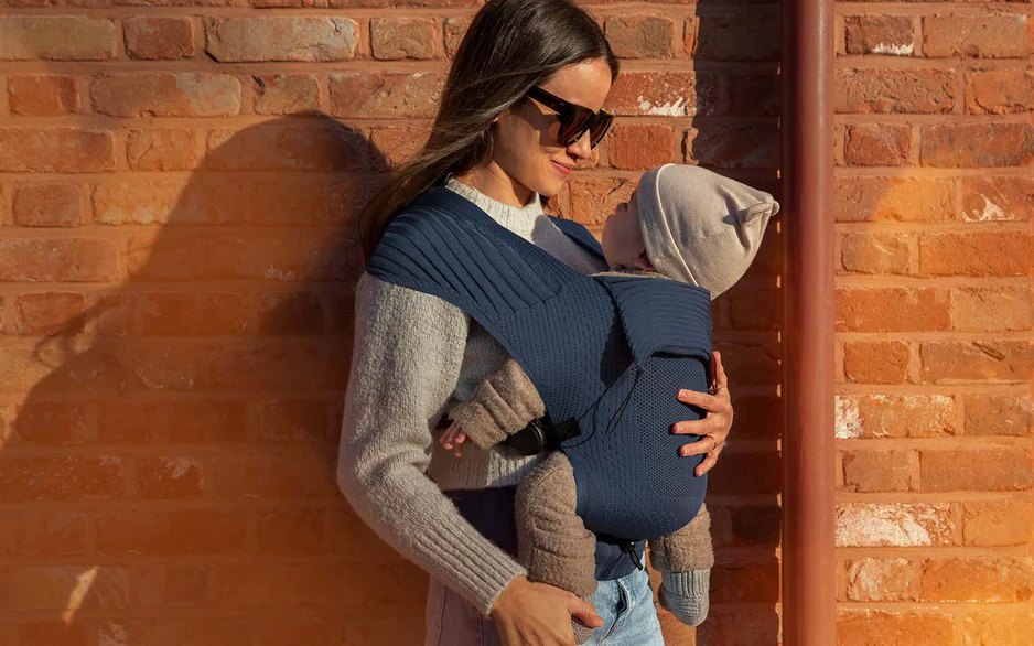 Flybaby Babytrage im Alltag unterwegs