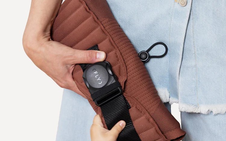 Kompakte Flybaby Babytrage mit Verschluss und Packmaß