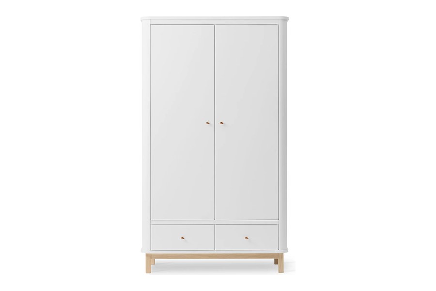 Weißer Kinderzimmerschrank mit Holzdetails