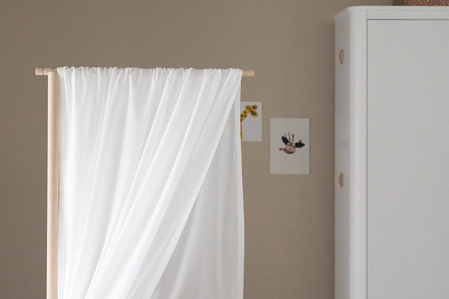 Betthimmel und Textilien im Babyzimmer