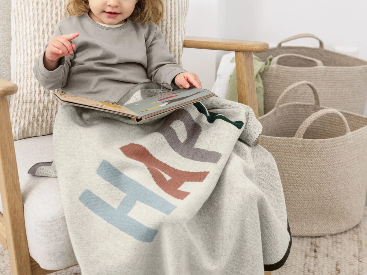 Kind mit weicher Lässig Babydecke in heller Wohnumgebung