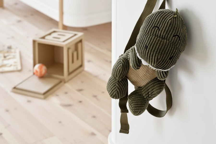 Seitlicher Haken an einer Oliver Furniture Wickelkommode mit aufgehängtem Stofftier