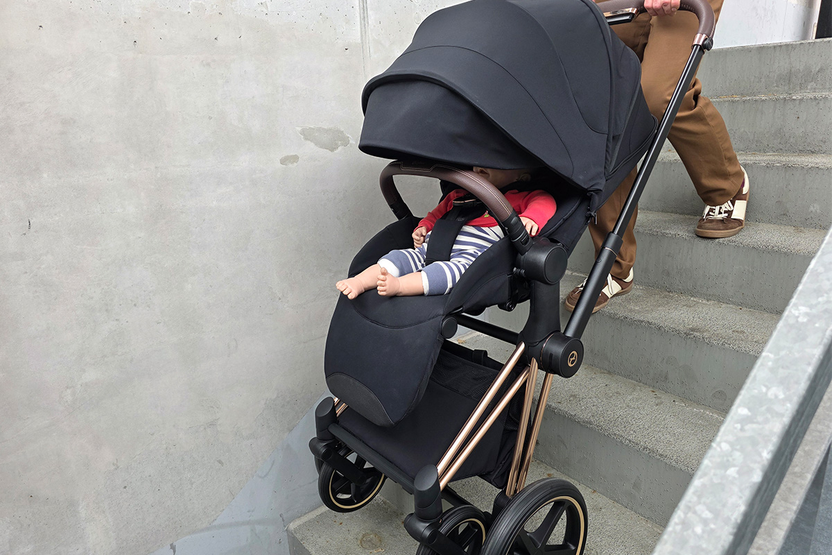 CYBEX Priam 5 im Zwei-Rad-Modus auf einer Treppe