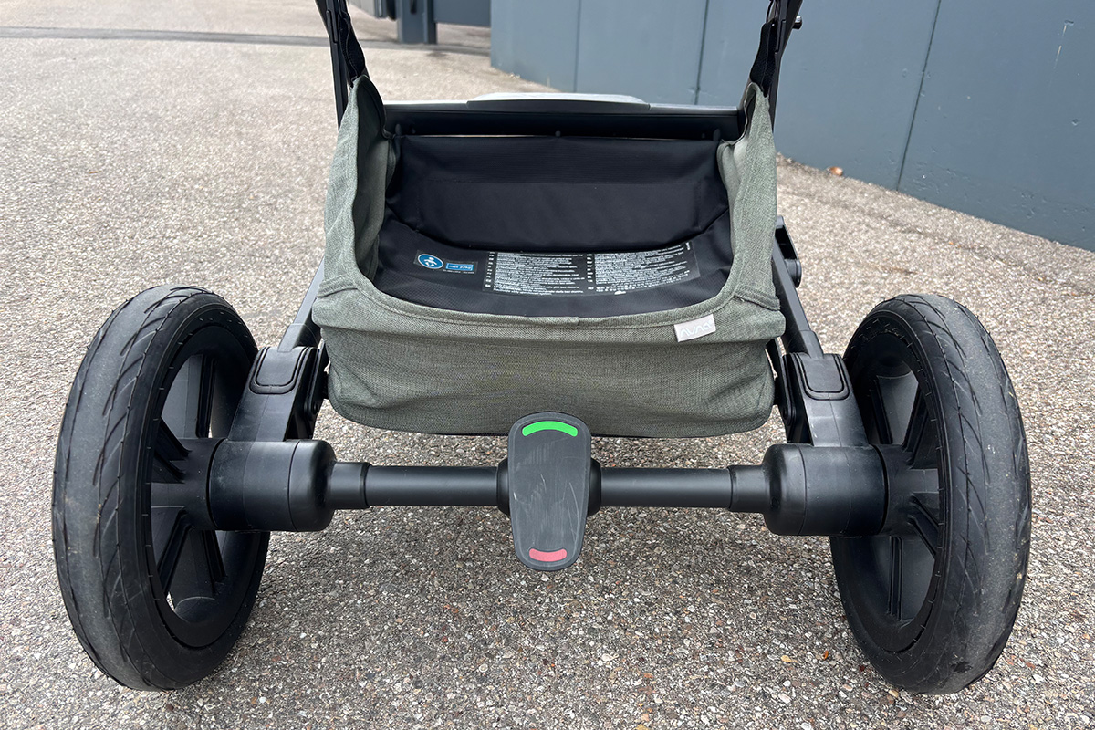 Nuna Mixx Next mit Hinterrädern, Bremse und Einkaufskorb im Detail
