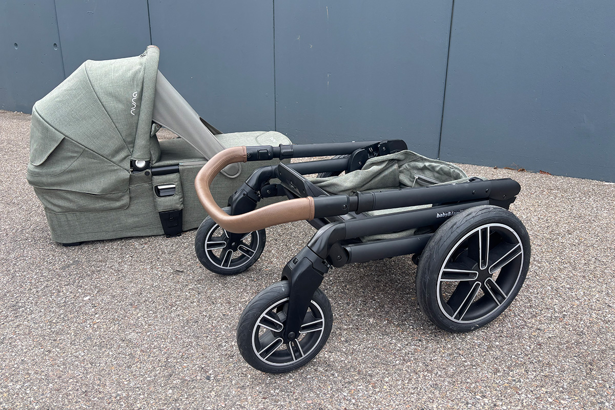 Nuna Mixx Next zusammengefaltetes Gestell mit abgenommener Babywanne