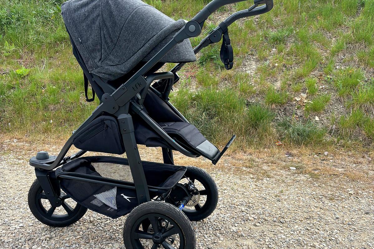 tfk mono3 mit Sportsitz auf einem Schotterweg