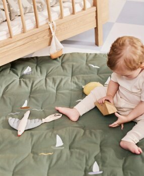 Oliver Furniture - Dear April - Bestickte Spielmatratze Sailboats (90 x 120 cm)