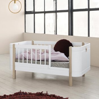 Oliver Furniture - Wood Mini+ Babybett inkl. Umbauset Juniorbett (68 x 122 / 162 cm) Weiß / Eiche